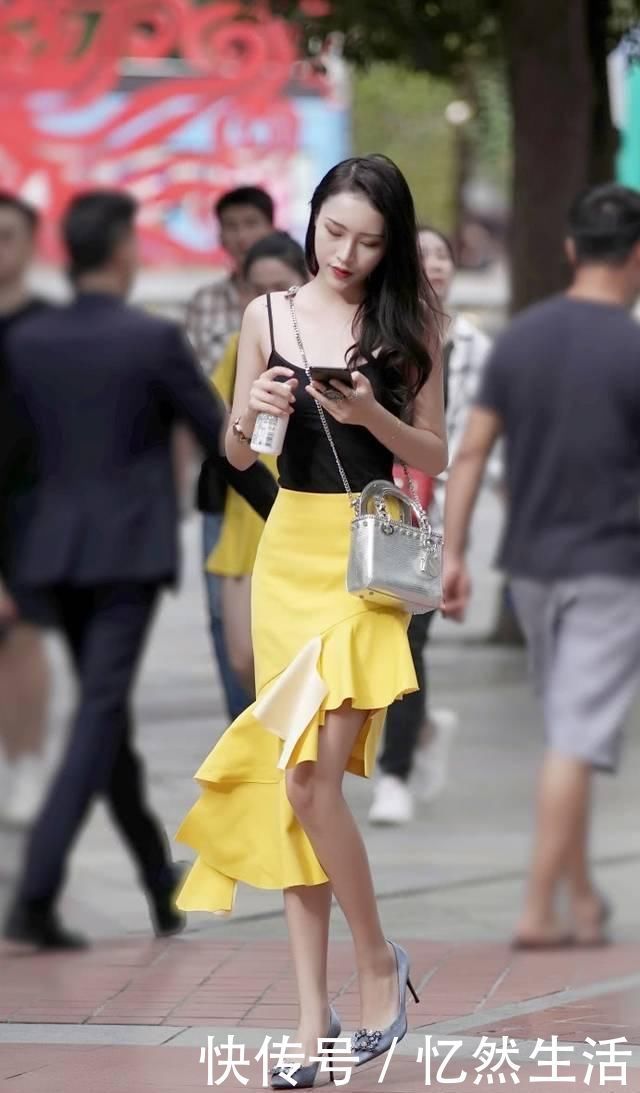 街拍|街拍美女:衣品出众的小姐姐,时尚靓丽的穿搭演绎别样之美