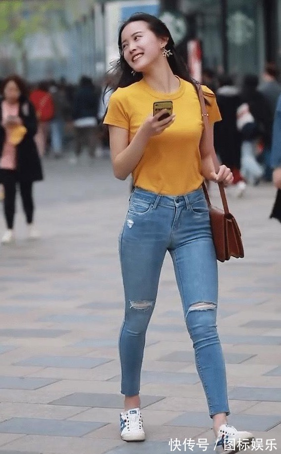 T恤|圆领T恤配紧身牛仔裤,清新又乖巧,日常穿搭的首选新宠