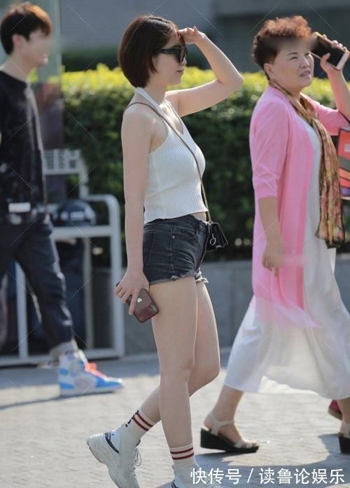 搭配|白色V领上衣搭配牛仔热裤显腿长,炫腹设计搭配长袜别有一番韵味