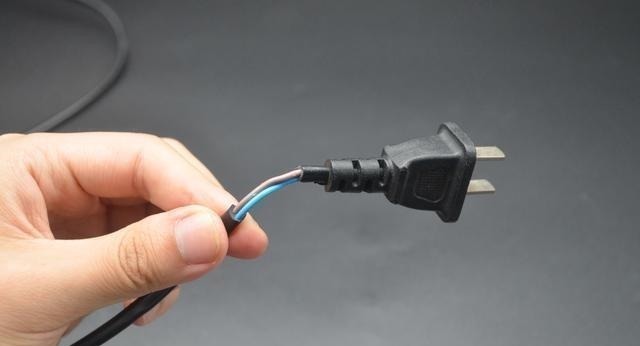 根部|电线插头根部折断了可以这样处理,立马又像新的耐用,涨知识了