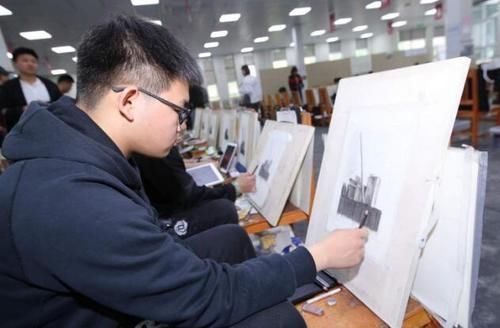 素描像&美术生画作大PK,肖战“素描像”惨败王一博?老师都看不下去了