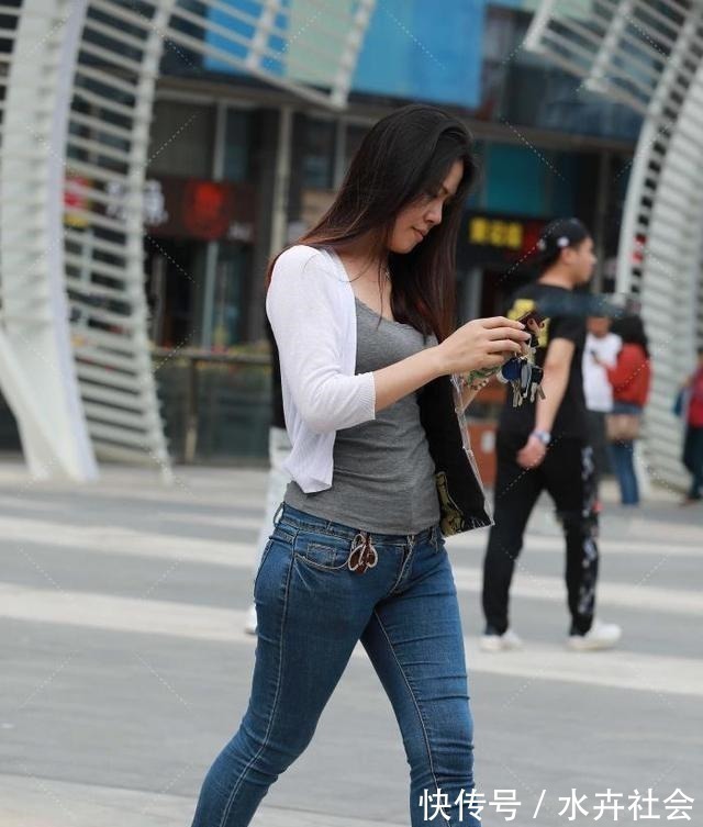 搭配 柔美多姿的打底裤美女,让身形美感提升,气质凸显