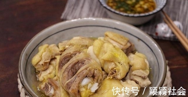 比白切鸡还好吃入味的清蒸鸡,不用一滴油,蘸上酱汁好吃不上火