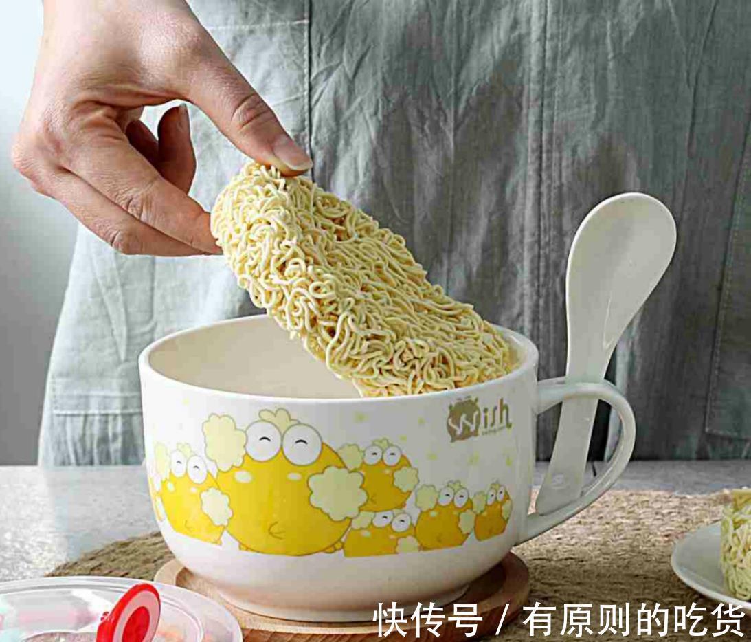 顺序|煮泡面时,先放料包还是面饼?顺序做不对,难怪油水大还不好吃