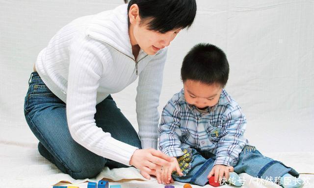 培养孩子|公交车上女儿突然喊脚疼，宝妈低头一看报了警，乘客称赞孩子聪明