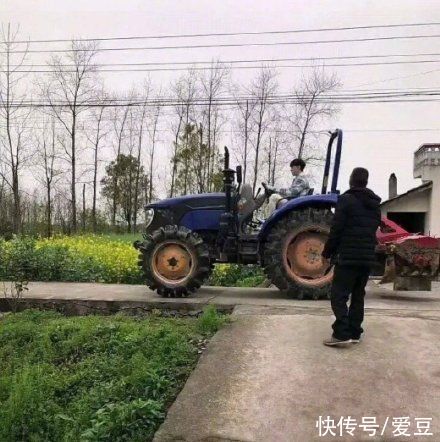 210322 艺兴开拖拉机上路啦，这优秀的学习能力没谁了