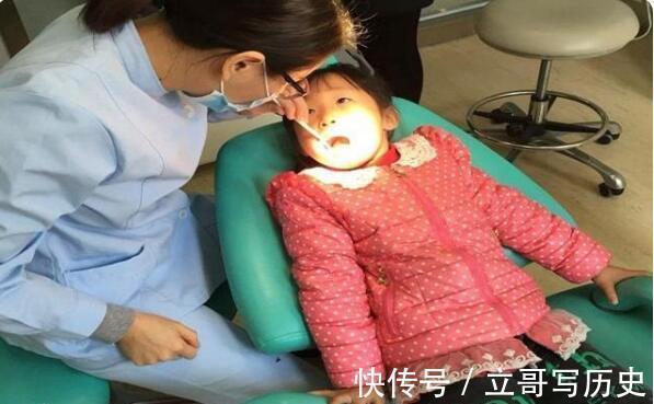 龋齿|5岁女孩满嘴小黑牙,不是糖果惹的祸,而是这种坏习惯造成的