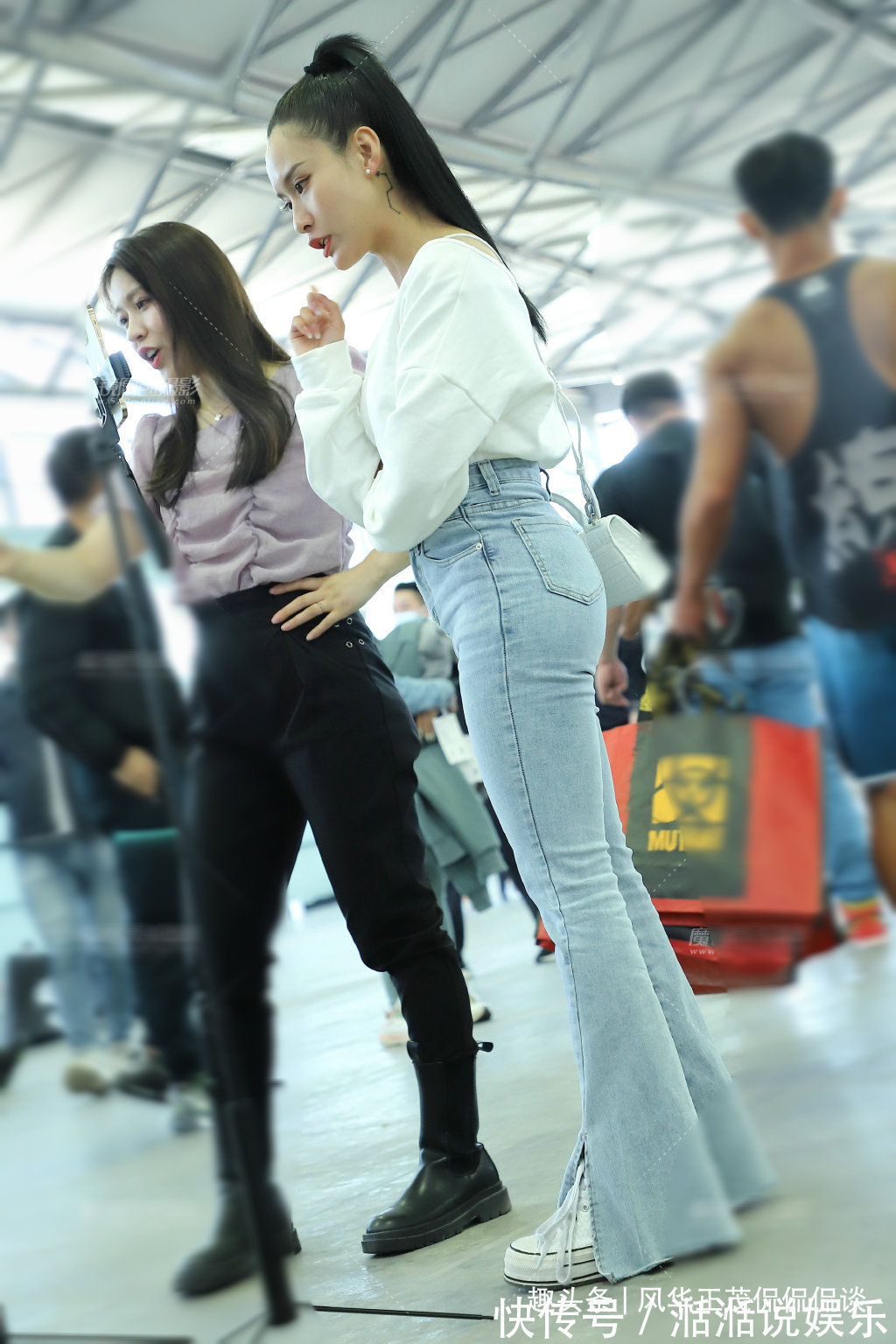 成熟感 时尚的小姐姐街头穿搭,丝滑的白色吊带裙,给人带来时尚感