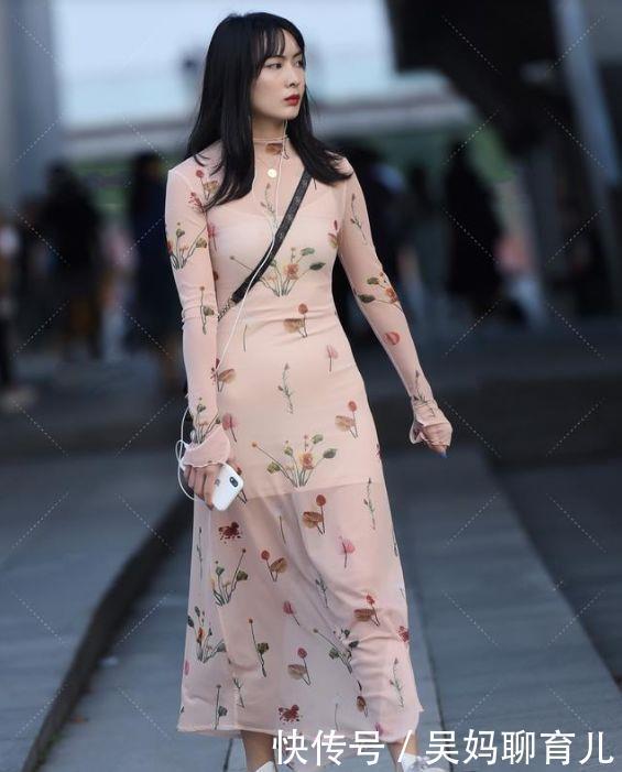 血色|小白鞋搭配修身碎花裙,优雅时尚,满满的青春少女感