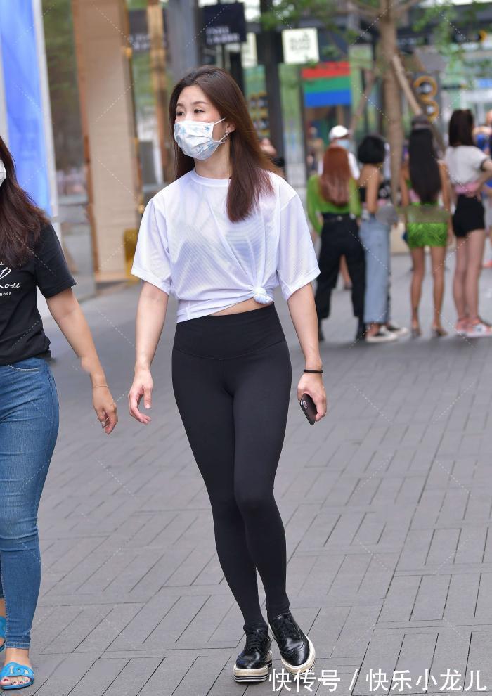 瑜伽裤 白色t恤搭配黑色瑜伽裤,休闲运动,短上衣显腿长