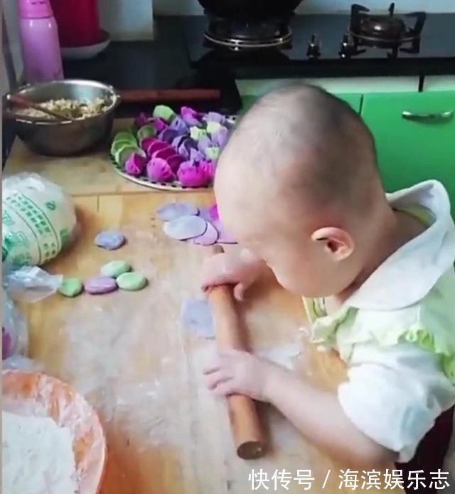 擀饺子皮|2岁宝宝在姥姥家住了3天,学会一项“传统手艺”,妈妈看后笑翻