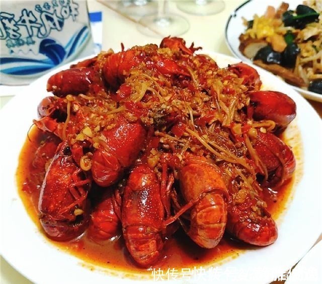 小龙虾|暑假带孩子回娘家散心,老妈特意下厨庆祝,一桌菜连汤汁都不剩!