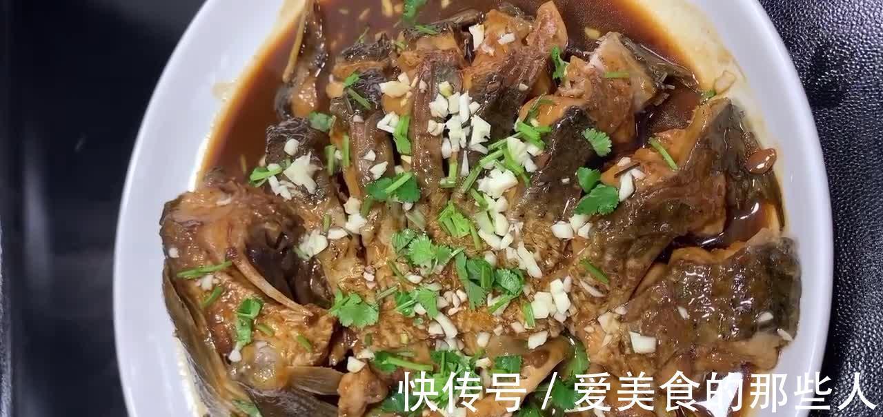 家常版酱焖鲤鱼的做法,鲜嫩味美酱香入味,一道超级美味的下饭菜