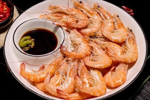 大虾|保存大虾，别再直接冻冰箱，只需1个塑料瓶，到冬天依旧很新鲜