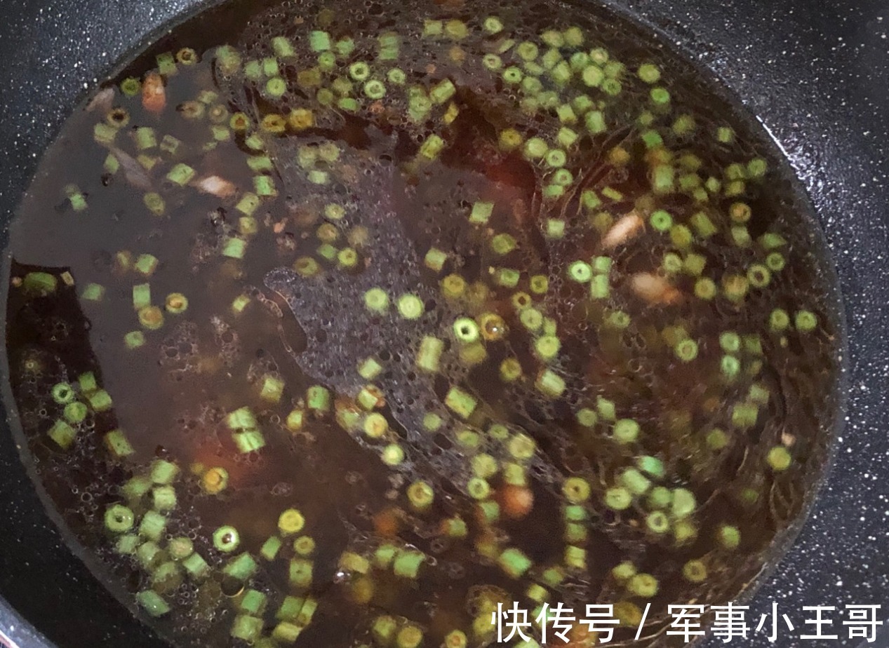 豆角肉沫汤面，味道鲜美，吃了之后胃暖暖的