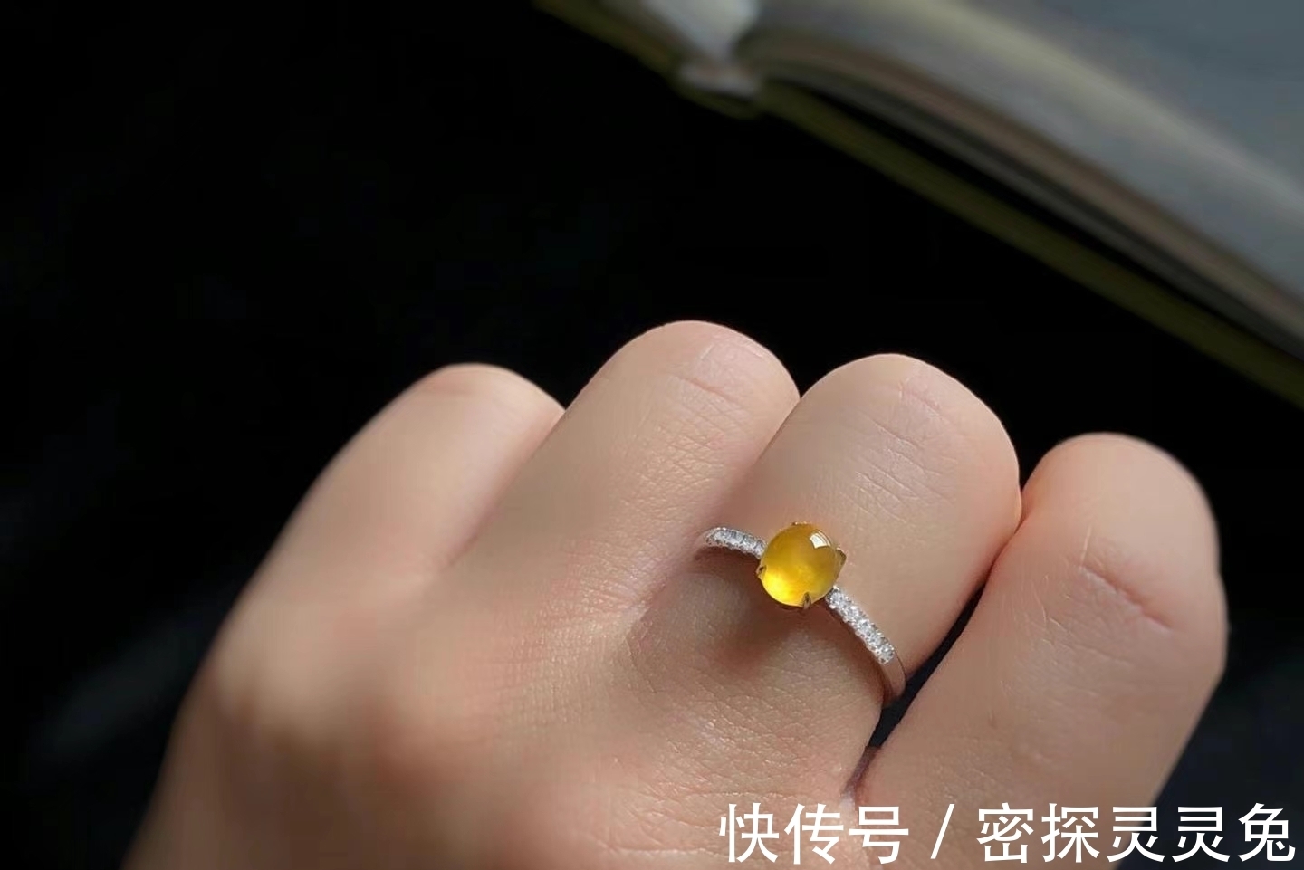 手镯#它自带高贵被称为“金翡翠”,如阳光般的温暖,给人庄重典雅之感