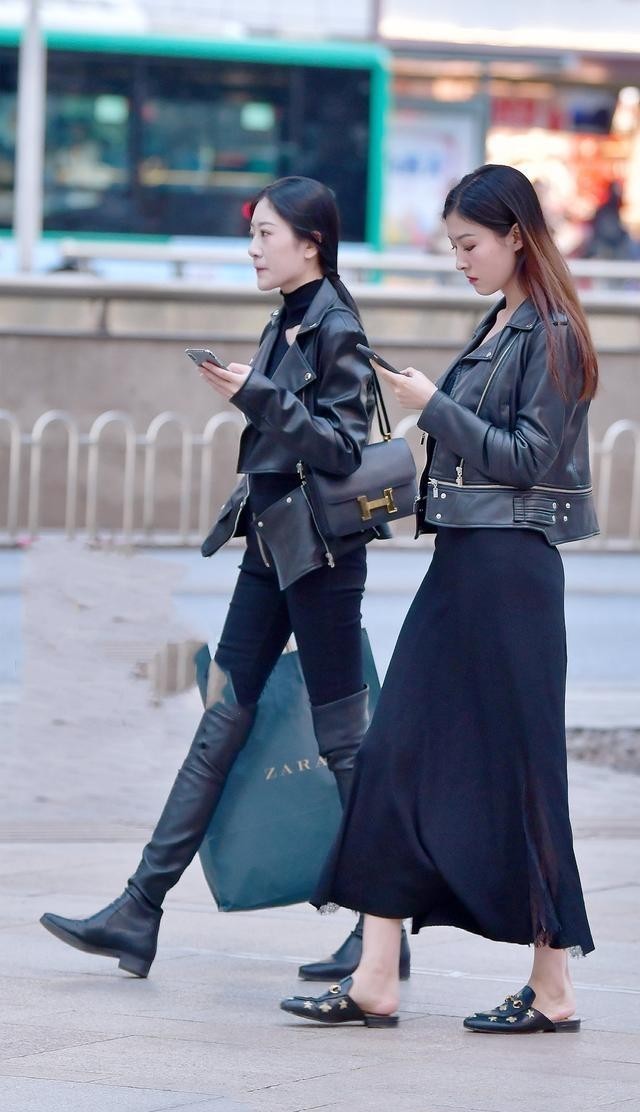 皮衣|时尚穿搭:下身两款不同的服装,搭配皮衣,展现刚柔并济之美