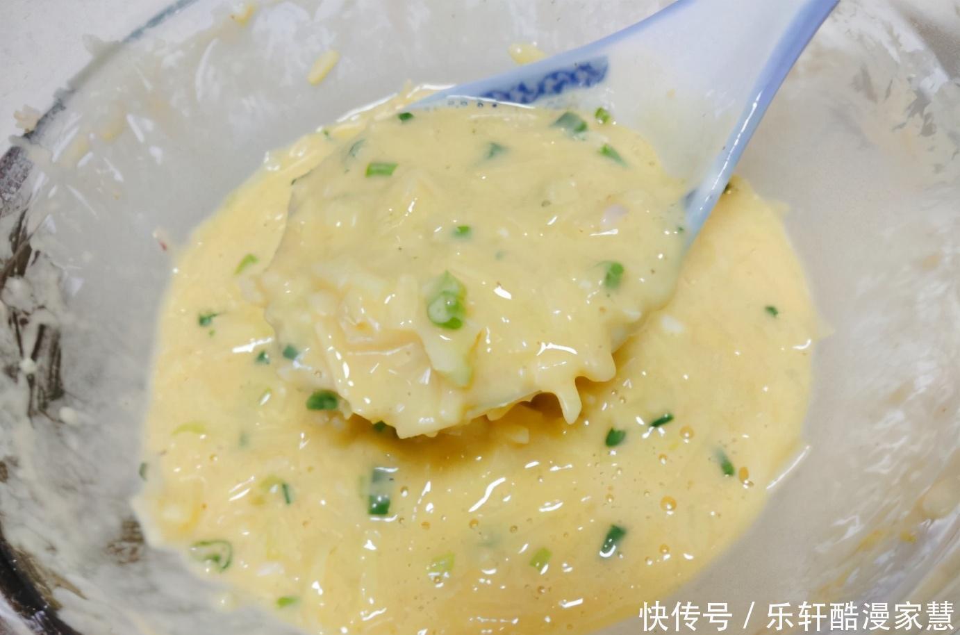 老酸奶|土豆丝鸡蛋饼的做法，简单快手，10分钟就能做好，早餐好选择