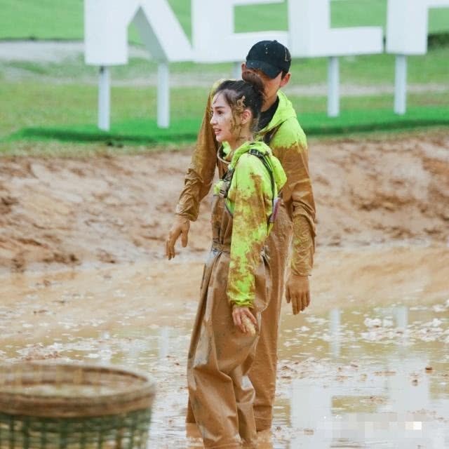 跑男|跑男团泥塘开玩“撕名牌”baby黄泥满脸依旧美貌无双引人注目