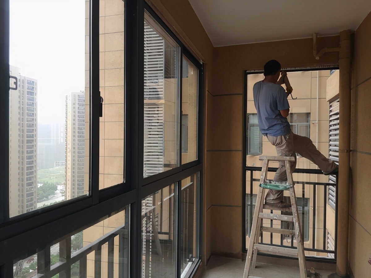门窗|花一万元封的阳台值不值得监理一席话，才懂得门窗中的行道