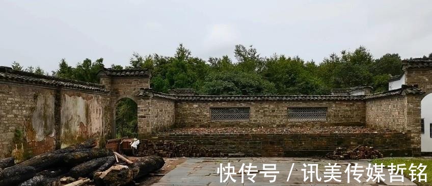 祠堂|黄山坑口古村，始建于明代的祠堂，一场大火仅剩几个柱础