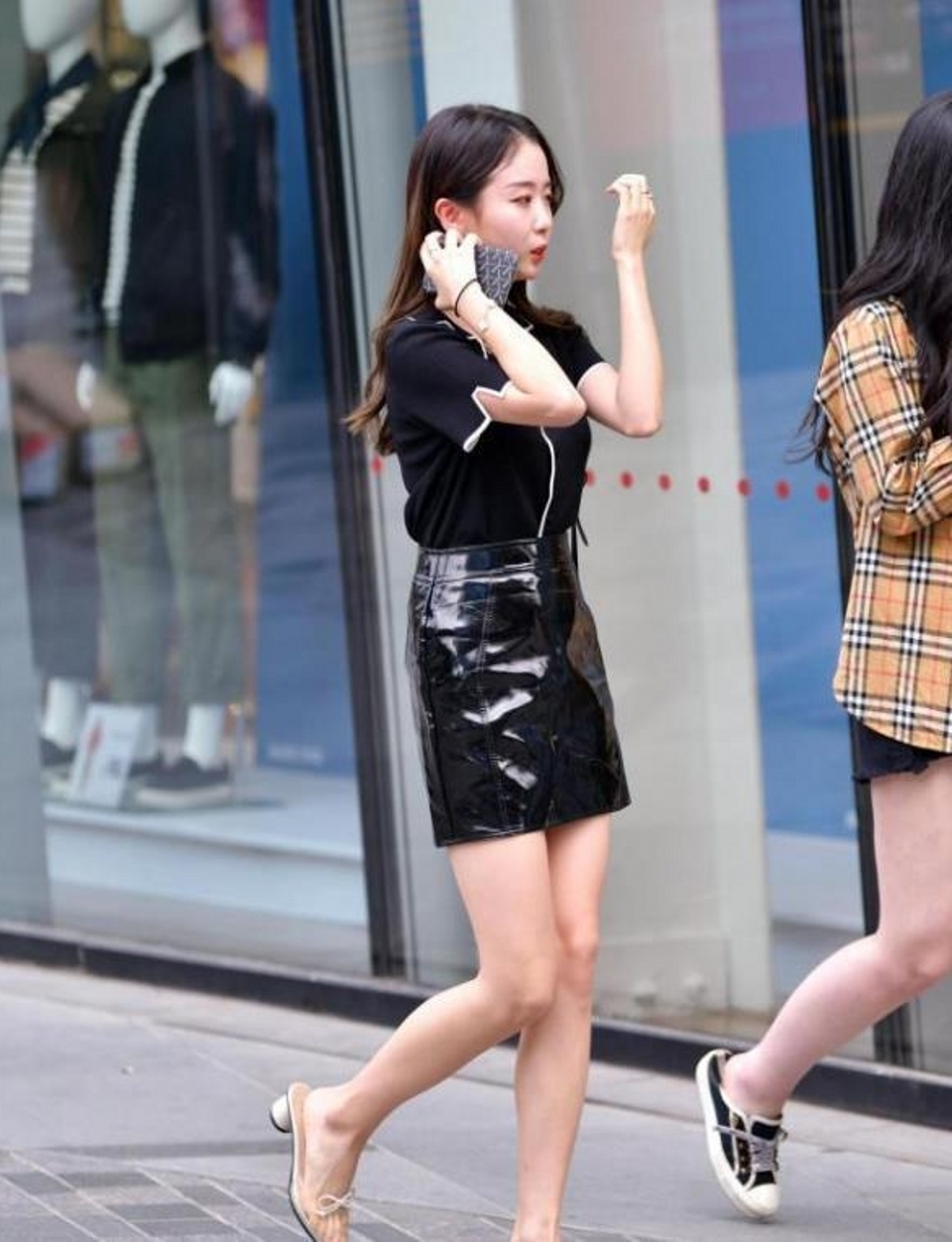 路人街拍,简洁的短袖搭配浅色牛仔裤,尽显好身材