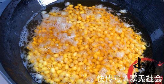 黄豆别再打豆浆了,孩子这样吃猛长个,酥脆又营养,给红烧肉不换