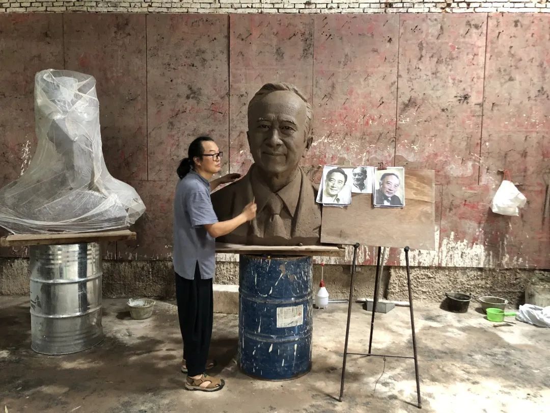 雕塑|我@长三角|从尘土中来,浴火而重生,我的人生就像手里的泥巴