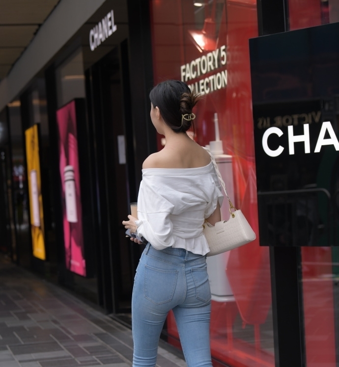 造型 穿铅笔裤好不好看?搭配“露肩衣”试试,造型会告诉你答案!