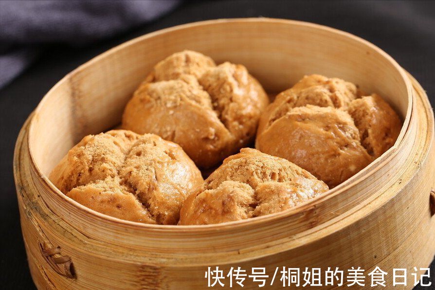 做红糖开花馒头,记住2个要点,保证个个开花,暄软蓬松又香甜