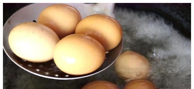 煮鸡蛋时，不要直接下锅，牢记这2点，鸡蛋嫩滑还不粘壳