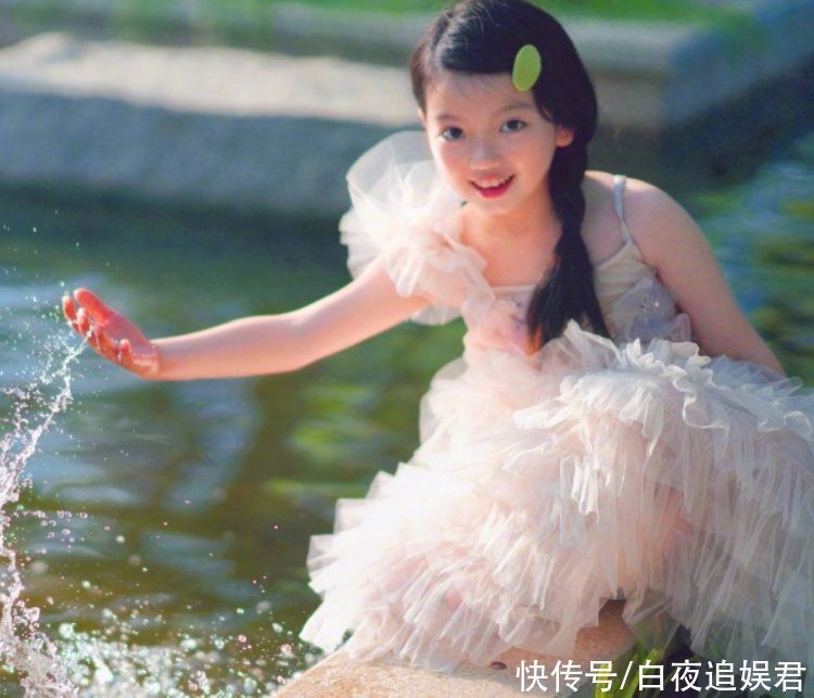 9岁的阿拉蕾晒近照,与妹妹同框合影好可爱,姐妹俩像共用一张脸