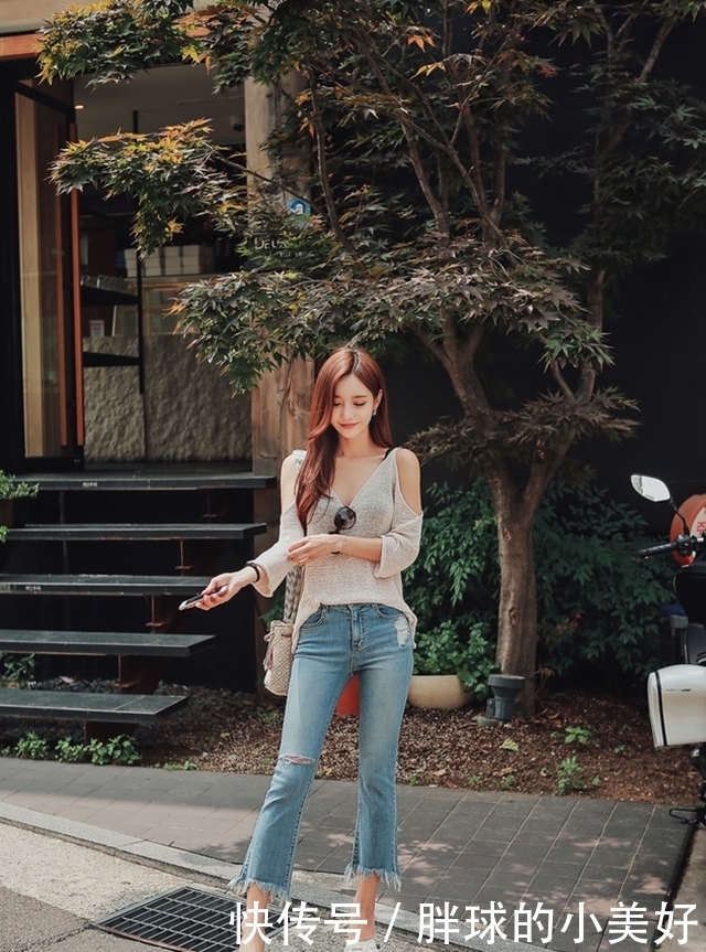 牛仔裤|穿着深色牛仔裤的美女,搭配打底衫,唯美又吸睛,秀出潮范!