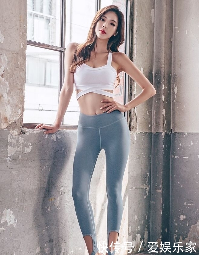 灰色|灰色打底裤搭配白色背心,穿出高挑的模特身材!