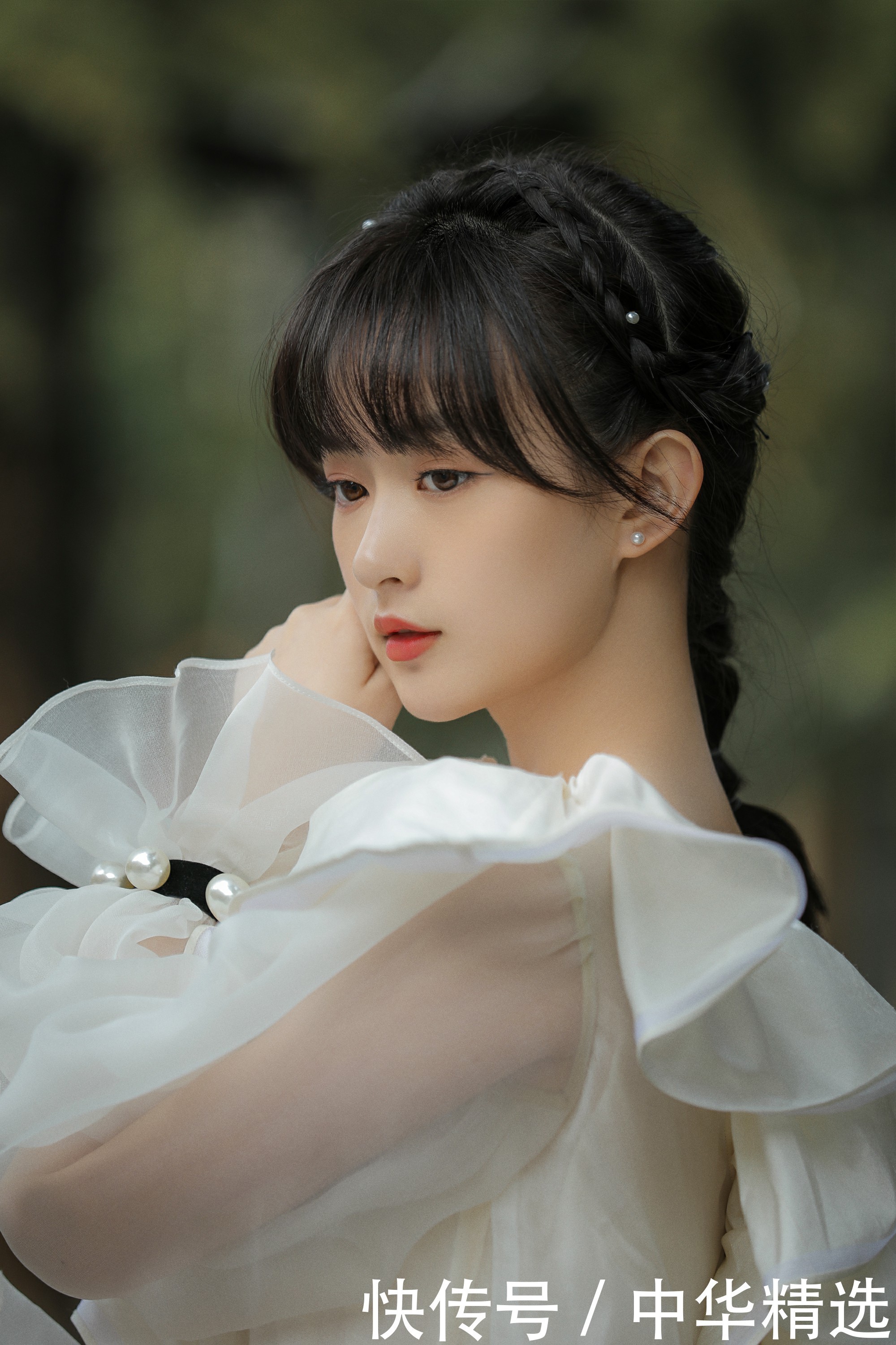 姚晓棠、李澳出席中国国际时装周 精致造型解锁时尚趋势