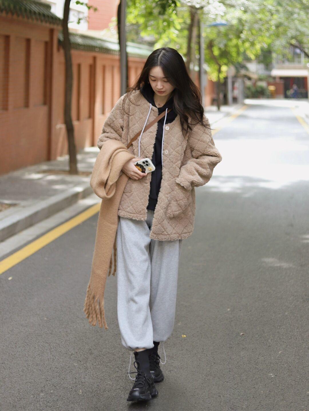 牛仔裤|普通女生也能够穿出时尚感,浅紫色短款羽绒服+怀旧感牛仔裤,干净又整洁!