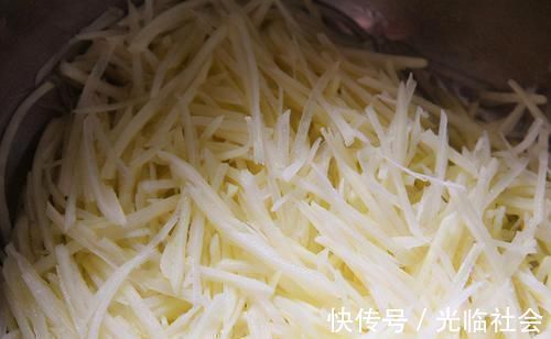 炒土豆丝,啥时候放醋是关键!顺序对了,就算随便炒炒都爽脆好吃