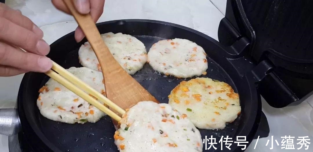 做法|土豆全新做法, 筷子一搅, 做出最好吃的土豆饼, 让你看着就超香吃