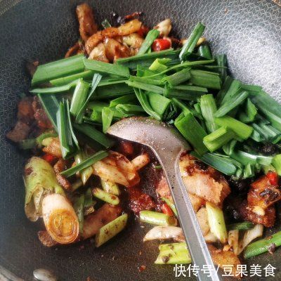 川味蒜苗回锅比卖的还好吃，简单易做味道棒
