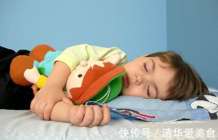发育|宝宝睡觉时，如果有这五个举动，说明大脑发育的更好，会更聪明