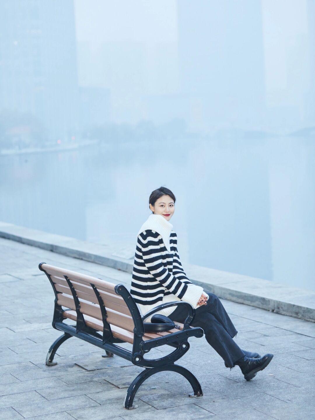 打底衫 降温后毛衣怎么穿更高级?用这4款打造好气质,想不优雅都难