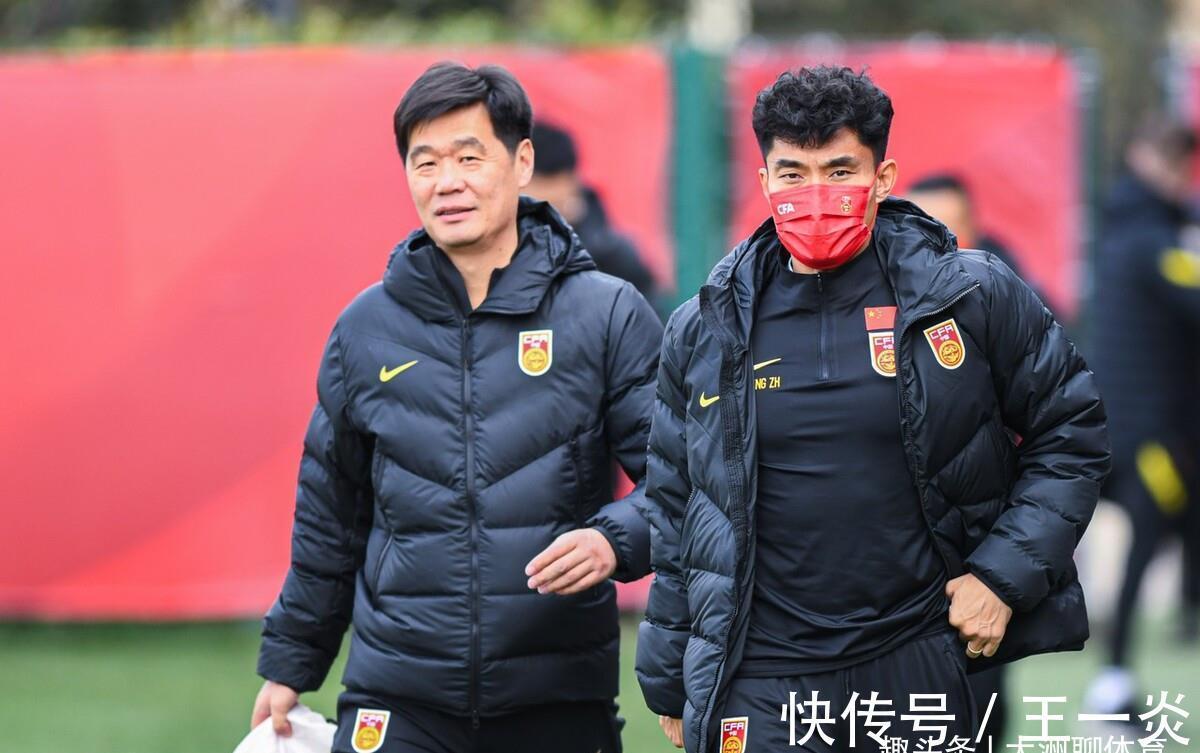 12强赛|来了,国足“老毛病”再现!李霄鹏估计很烦恼,对战日本少输当赢