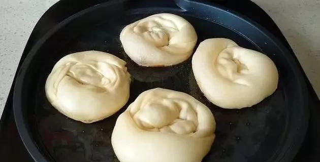 懒人早餐饼,手不沾面,一搅一卷下锅煎,松软又筋道,比油条好吃