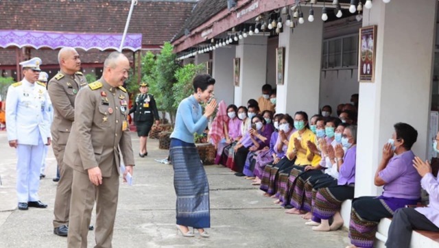 蓝色|诗妮娜也节俭, 同一件清爽蓝上衣多次穿, 换条半身裙依然美得闪耀