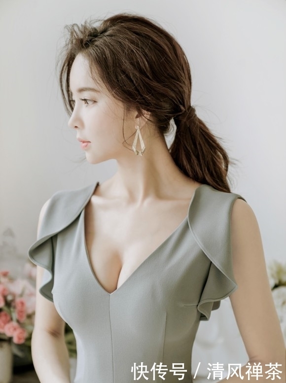 小姐姐|清新性感的小姐姐,紧身裙秀出完美曲线,好身材让人羡慕