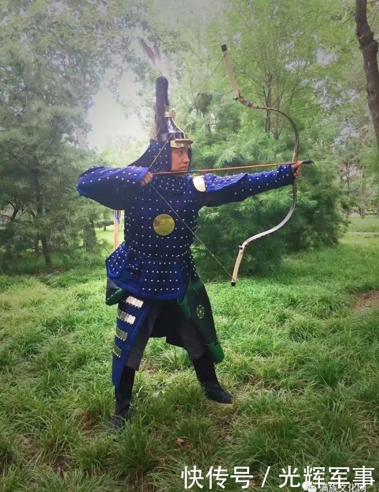 满洲的铠甲为何外边看不到甲片?