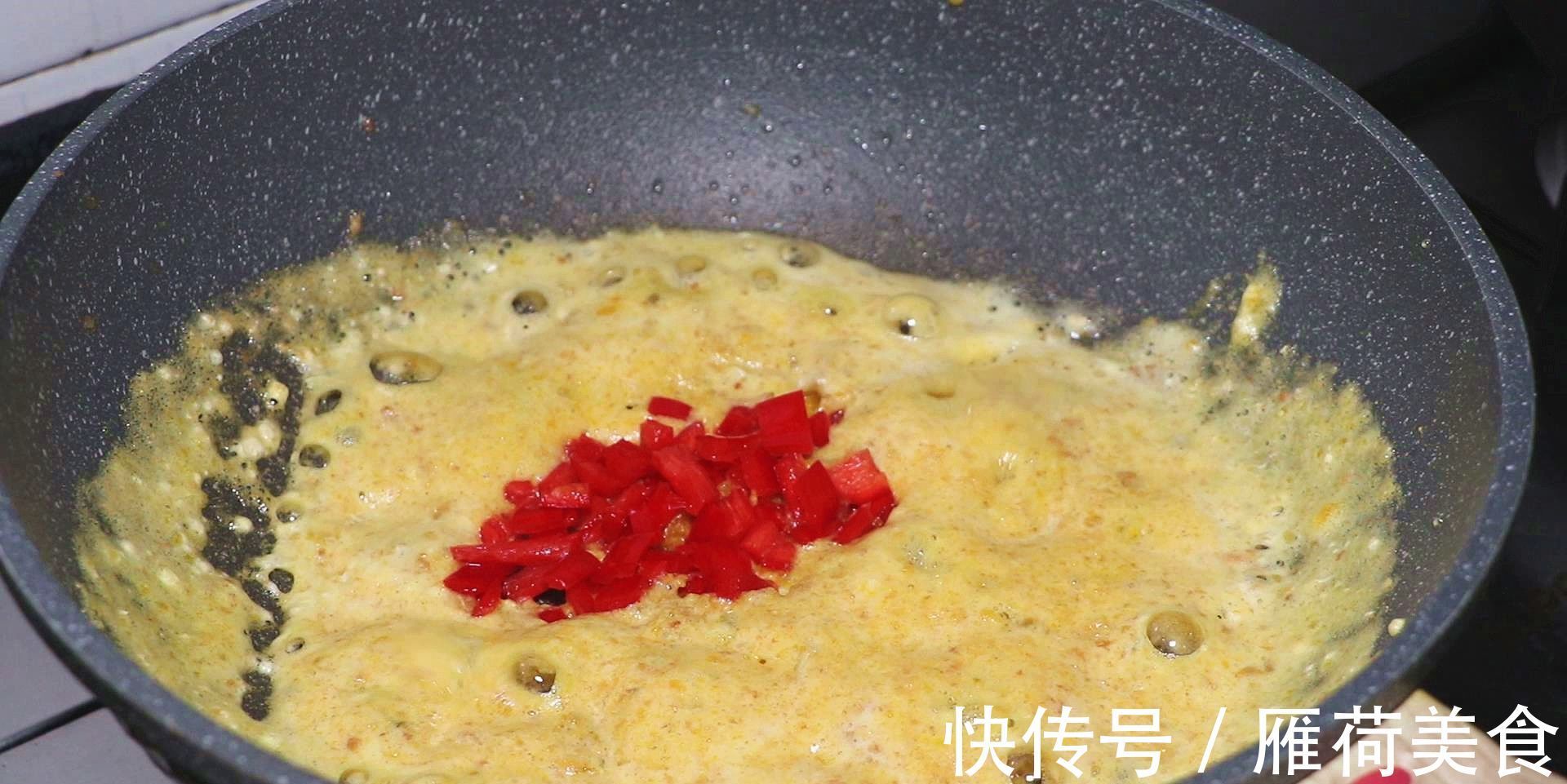 咸鸭蛋|豆腐最好吃的做法,我家隔天就做一次,每次都不够吃,超解馋