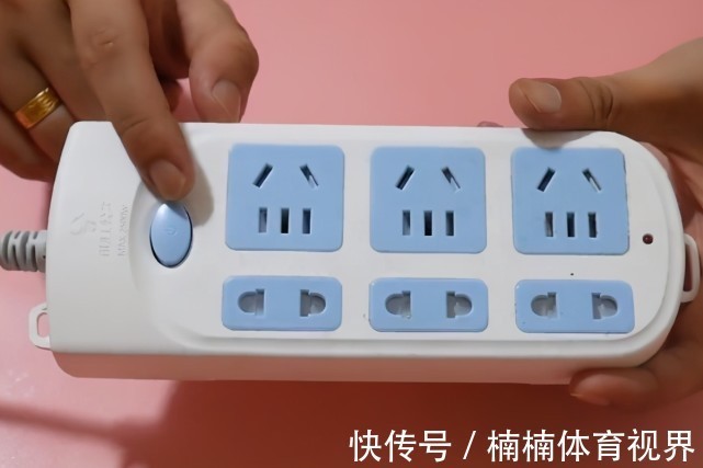 把插板放进塑料瓶里,解决了大家都困扰的一个难题,学会受用一生