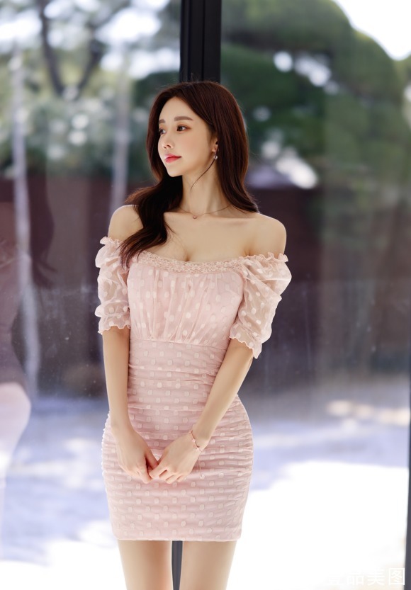 孙允珠 女神孙允珠的时尚搭配:春雪蕾花甜美波点蝴蝶肩衣裙