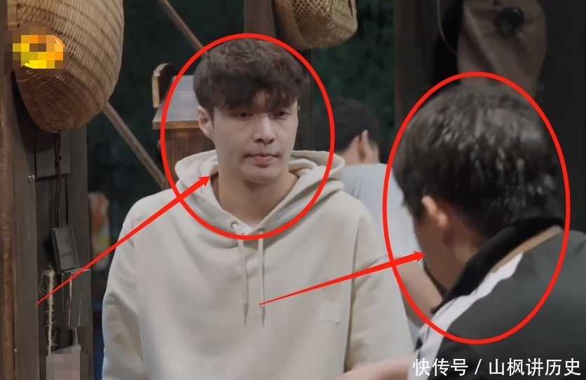 张艺兴 张艺兴做错菜自责压力太大,黄磊及时救场,师父的安慰却很暖心